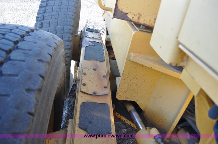 image for item F2174 1999 John Deere 772CH articulated motor grader