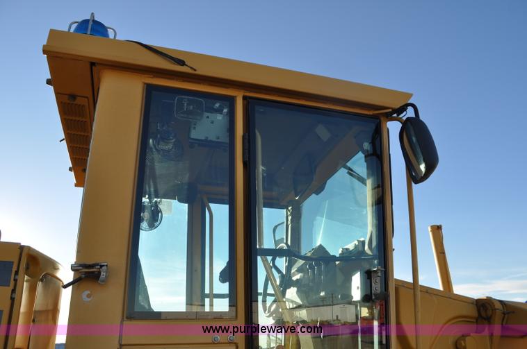 image for item F2174 1999 John Deere 772CH articulated motor grader