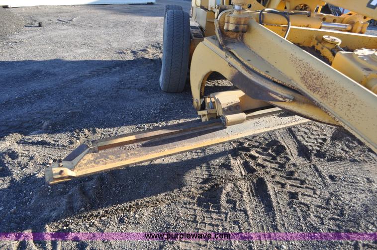 image for item F2174 1999 John Deere 772CH articulated motor grader