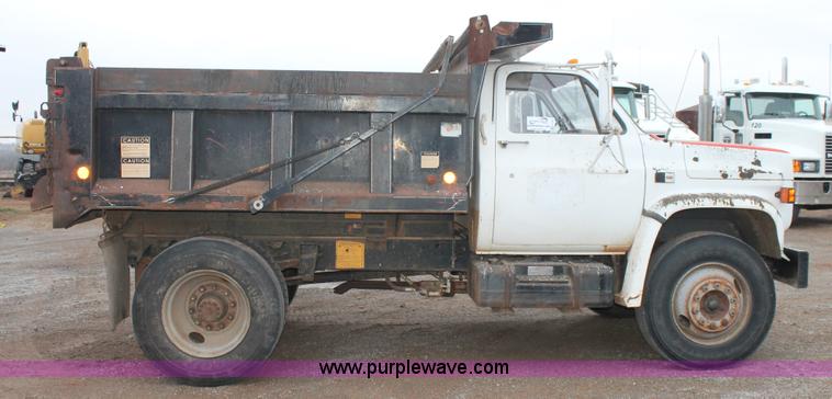 image for item H1672 1989 GMC TopKick C6000 dump truck
