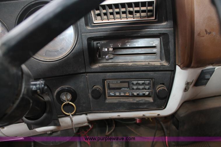 image for item H1672 1989 GMC TopKick C6000 dump truck