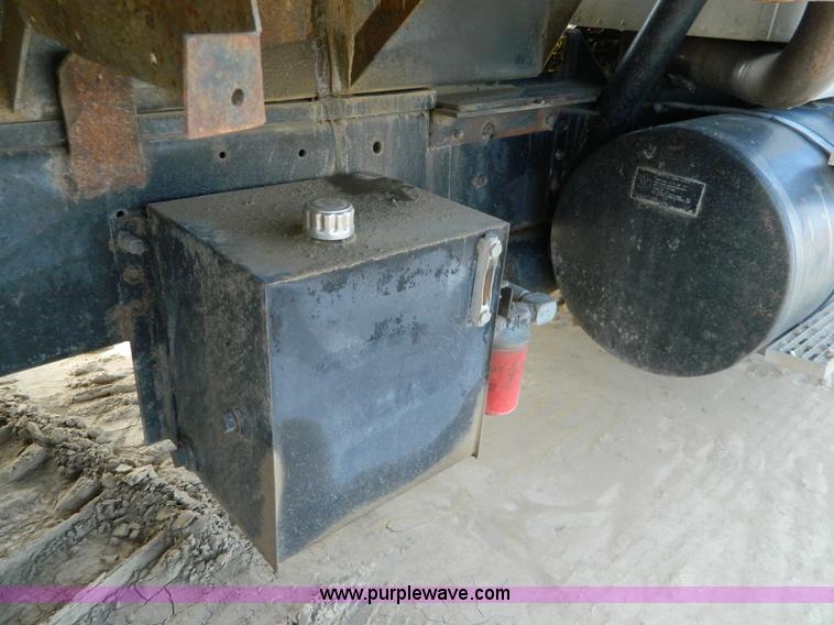 image for item H2298 1991 International F9370 dump truck