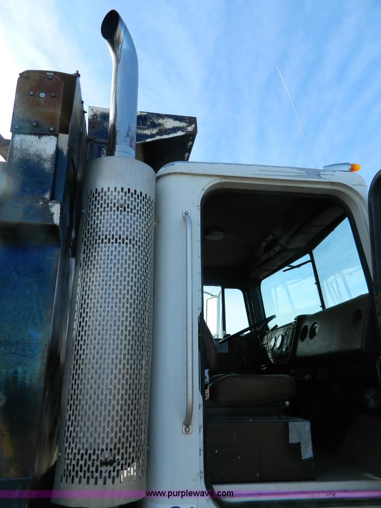 image for item H2298 1991 International F9370 dump truck