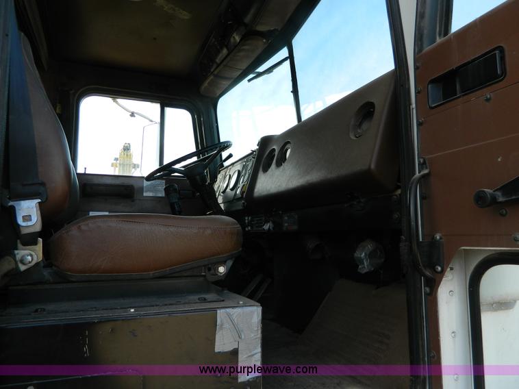 image for item H2298 1991 International F9370 dump truck