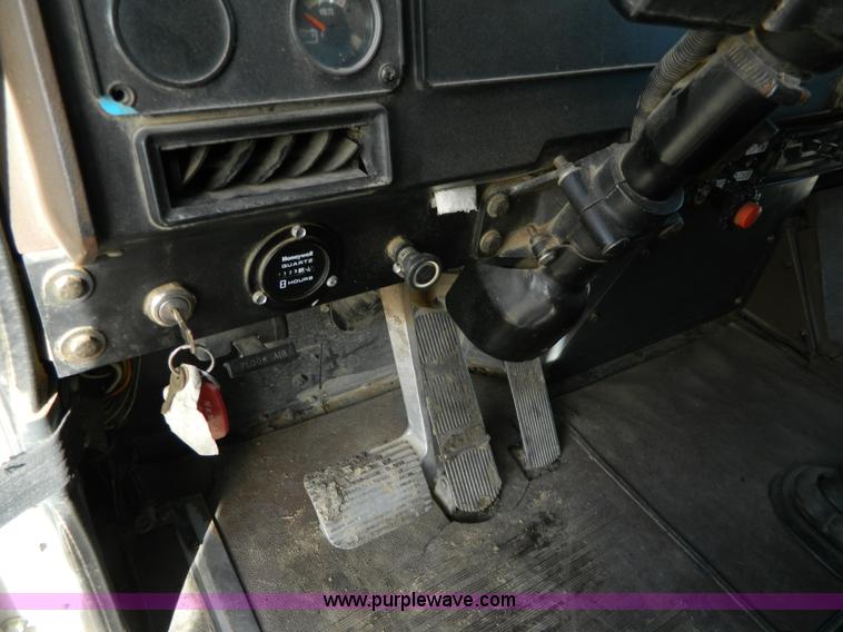 image for item H2298 1991 International F9370 dump truck