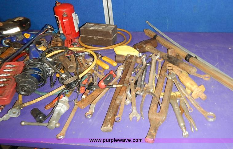 image for item AV9595 Assorted hand tools