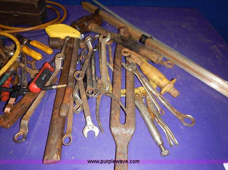 image for item AV9595 Assorted hand tools