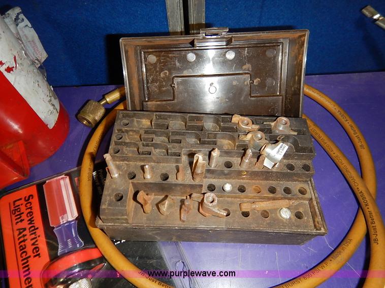 image for item AV9595 Assorted hand tools