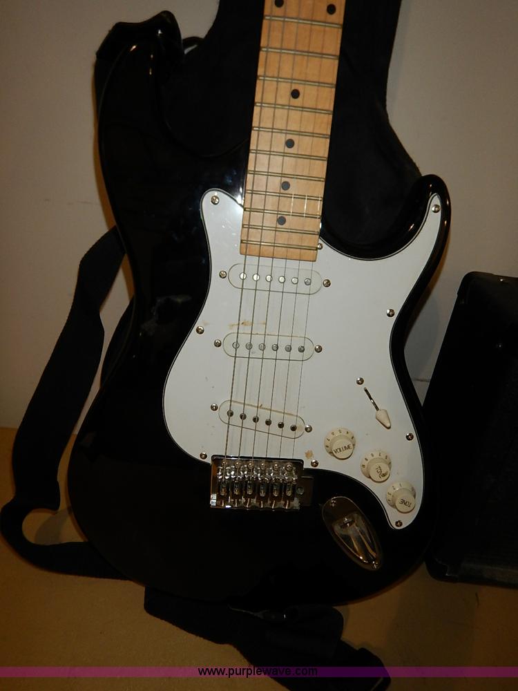 image for item AV9606 Silvertone electric guitar and amplifier