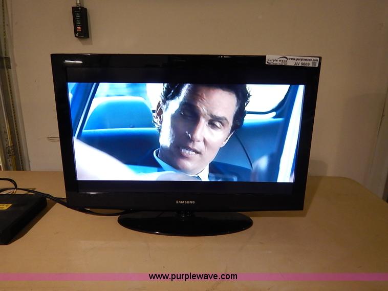 image for item AV9669 Samsung LN32D403E4D flat screen television