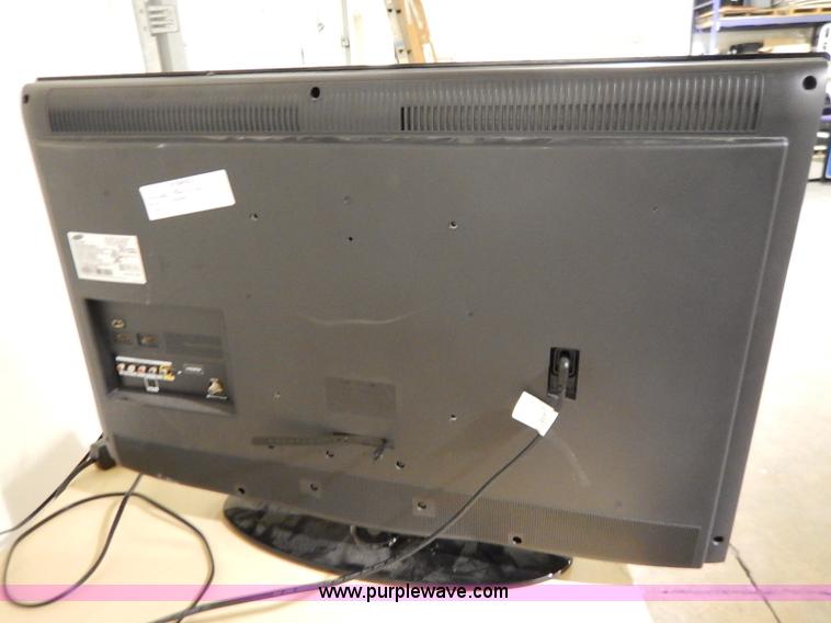 image for item AV9669 Samsung LN32D403E4D flat screen television