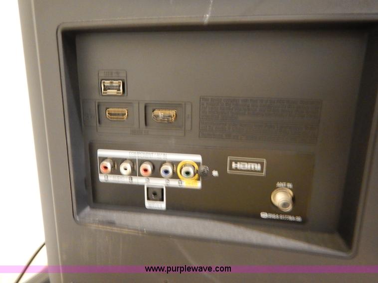 image for item AV9669 Samsung LN32D403E4D flat screen television