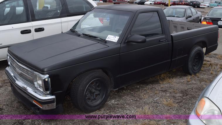 image for item I8546 1992 GMC Sonoma pickup truck