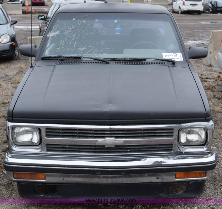 image for item I8546 1992 GMC Sonoma pickup truck
