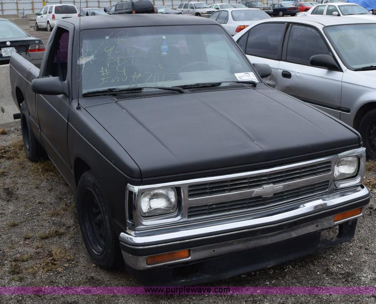 image for item I8546 1992 GMC Sonoma pickup truck