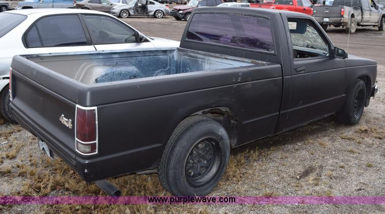 image for item I8546 1992 GMC Sonoma pickup truck