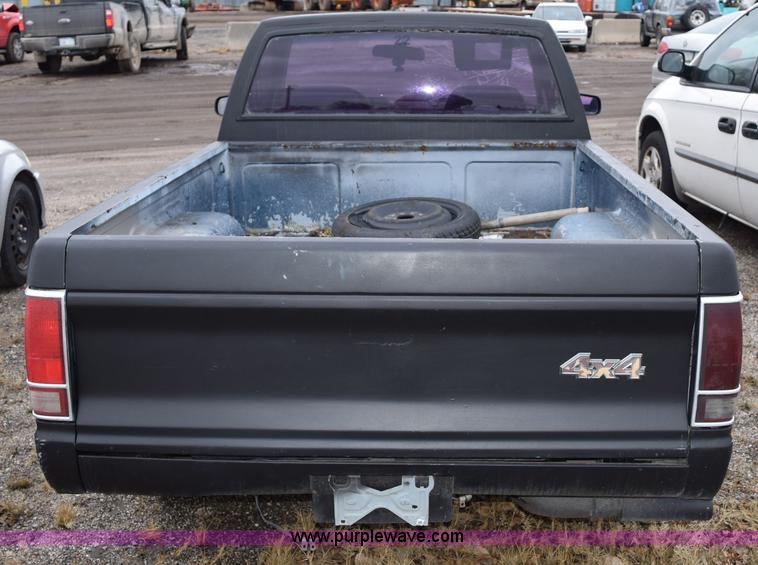 image for item I8546 1992 GMC Sonoma pickup truck