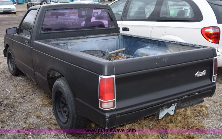 image for item I8546 1992 GMC Sonoma pickup truck