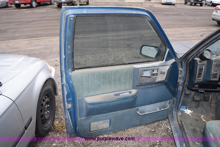 image for item I8546 1992 GMC Sonoma pickup truck