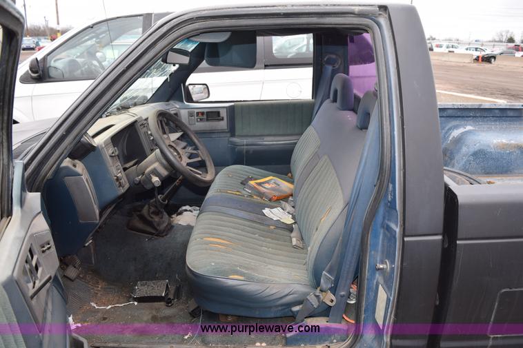 image for item I8546 1992 GMC Sonoma pickup truck
