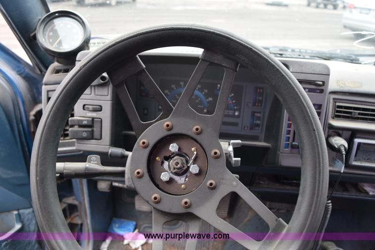 image for item I8546 1992 GMC Sonoma pickup truck