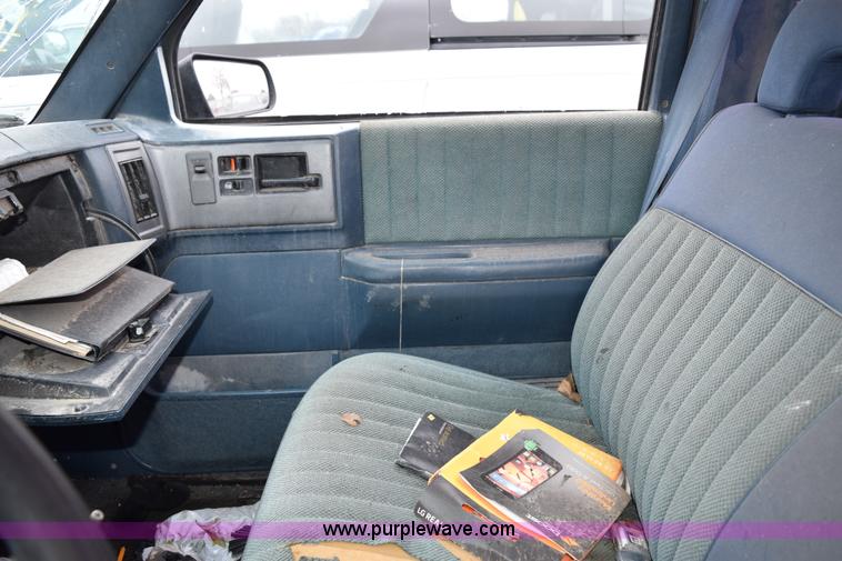 image for item I8546 1992 GMC Sonoma pickup truck