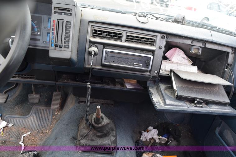 image for item I8546 1992 GMC Sonoma pickup truck