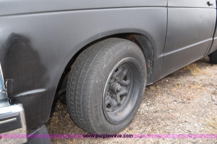 image for item I8546 1992 GMC Sonoma pickup truck