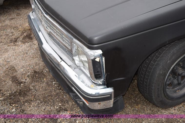 image for item I8546 1992 GMC Sonoma pickup truck