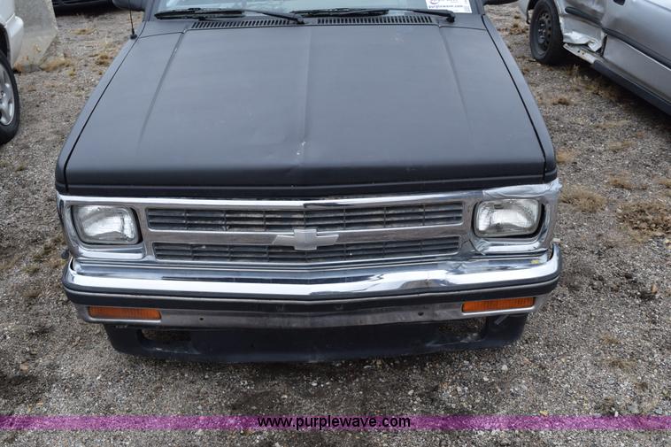 image for item I8546 1992 GMC Sonoma pickup truck