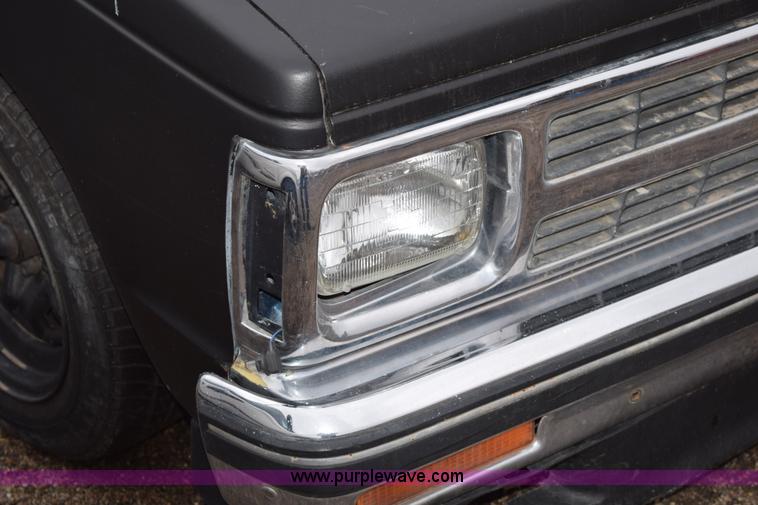 image for item I8546 1992 GMC Sonoma pickup truck
