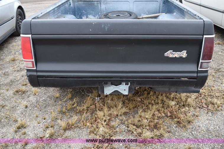 image for item I8546 1992 GMC Sonoma pickup truck