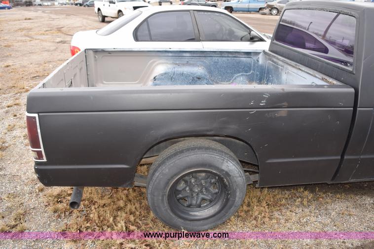 image for item I8546 1992 GMC Sonoma pickup truck