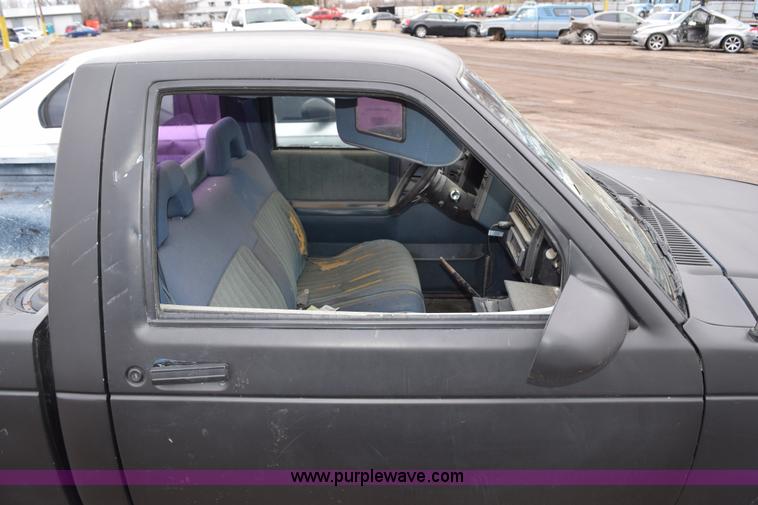 image for item I8546 1992 GMC Sonoma pickup truck