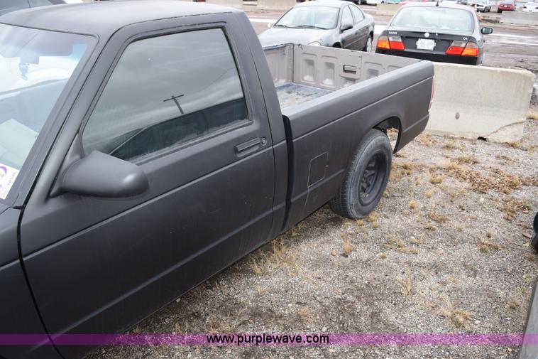 image for item I8546 1992 GMC Sonoma pickup truck