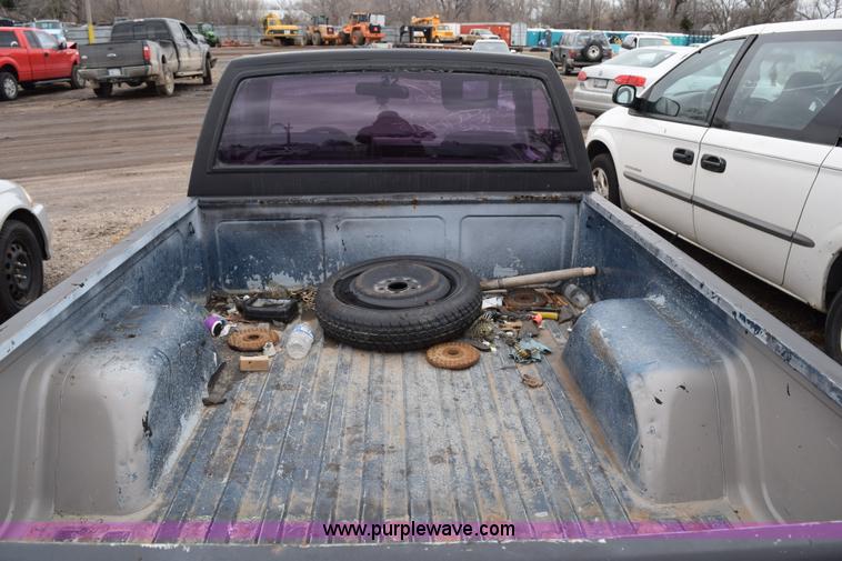 image for item I8546 1992 GMC Sonoma pickup truck