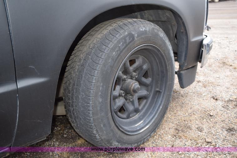 image for item I8546 1992 GMC Sonoma pickup truck