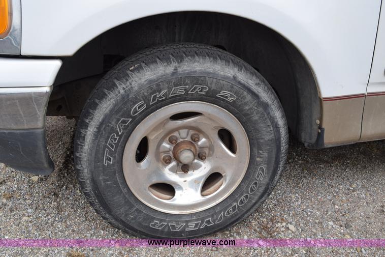 image for item I8551 2000 Ford F150 SuperCab pickup truck