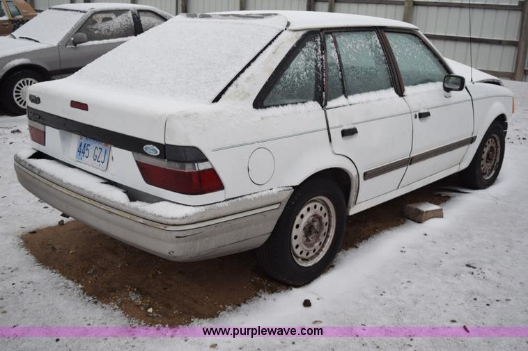 image for item I8570 1989 Ford Escort LX