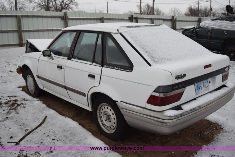 image for item I8570 1989 Ford Escort LX