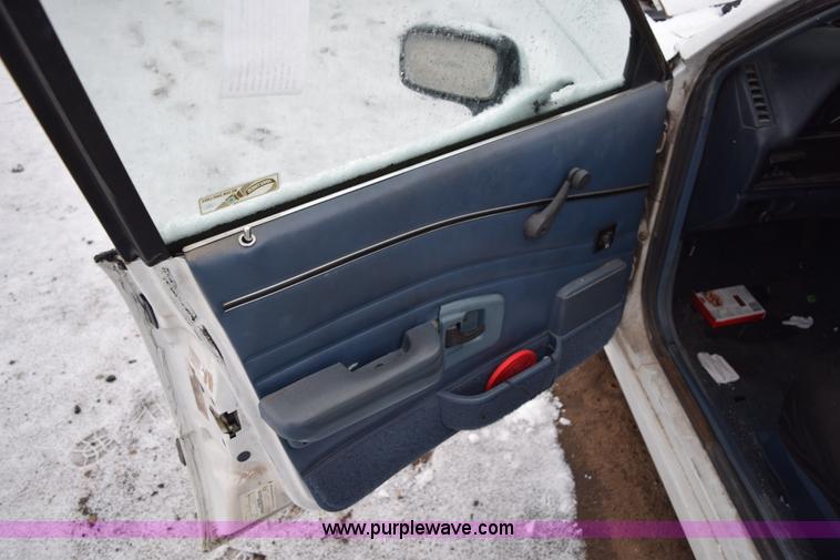 image for item I8570 1989 Ford Escort LX