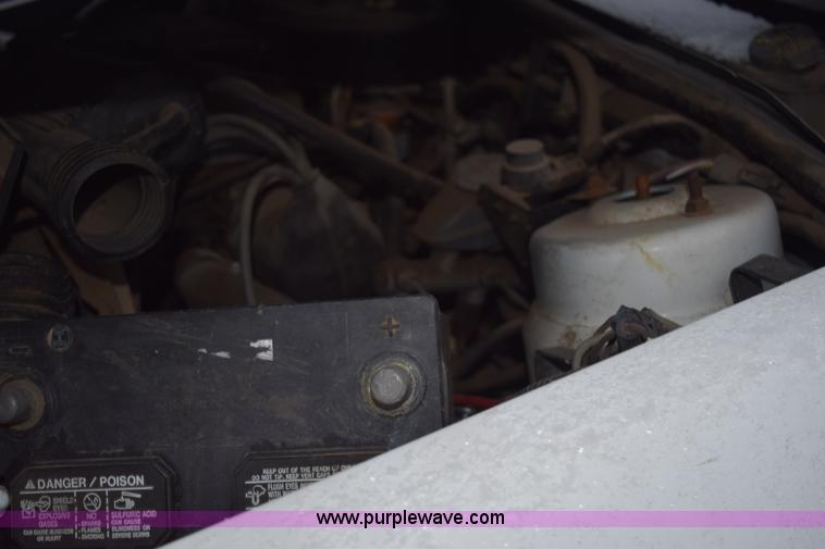 image for item I8570 1989 Ford Escort LX