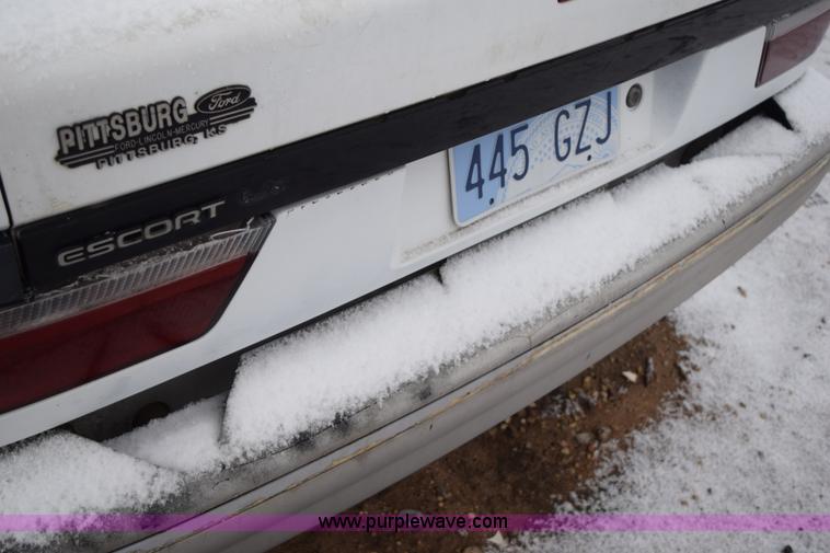 image for item I8570 1989 Ford Escort LX