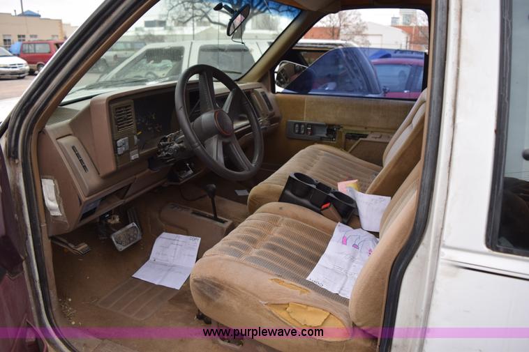 image for item I8574 1992 GMC Sierra 1500 pickup truck