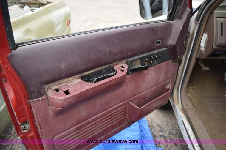 image for item I8574 1992 GMC Sierra 1500 pickup truck