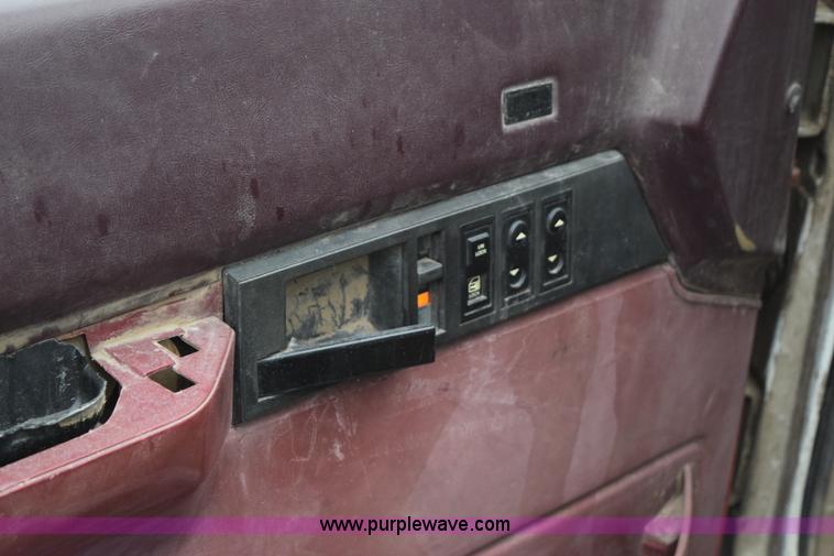 image for item I8574 1992 GMC Sierra 1500 pickup truck