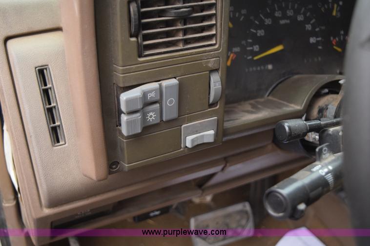 image for item I8574 1992 GMC Sierra 1500 pickup truck