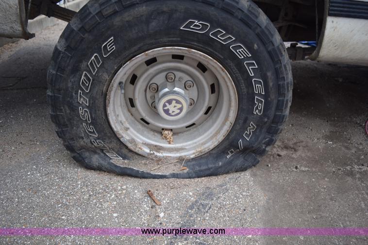 image for item I8574 1992 GMC Sierra 1500 pickup truck