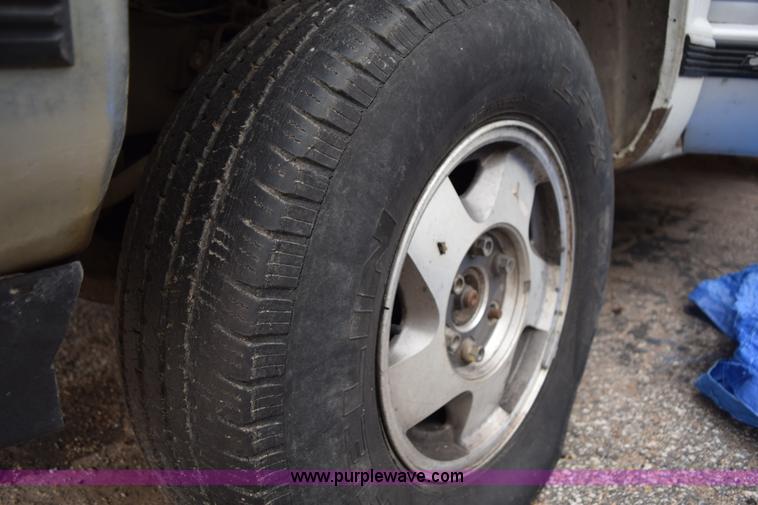 image for item I8574 1992 GMC Sierra 1500 pickup truck