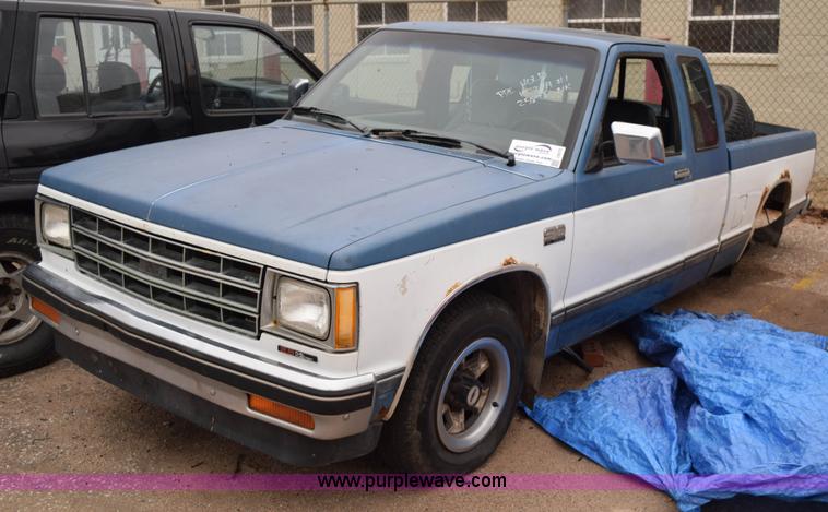 image for item I8575 1988 Chevrolet S10 Ext. Cab pickup truck